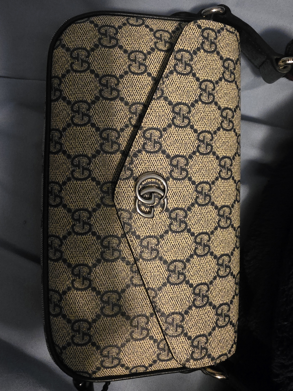 Gucci Beige GG Supreme Shoulder Bag with Navy Logo - Picture 6 of 7